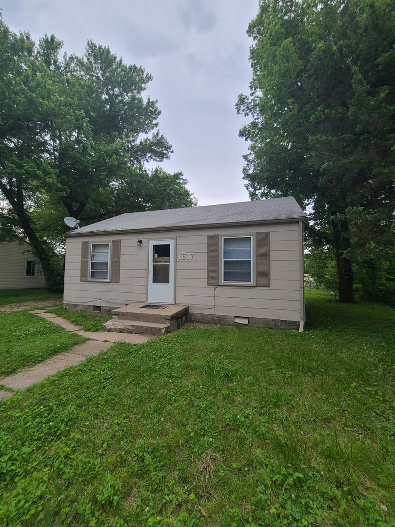 2 Bedroom Single Family Home Pet Friendly – photo 1 of 11