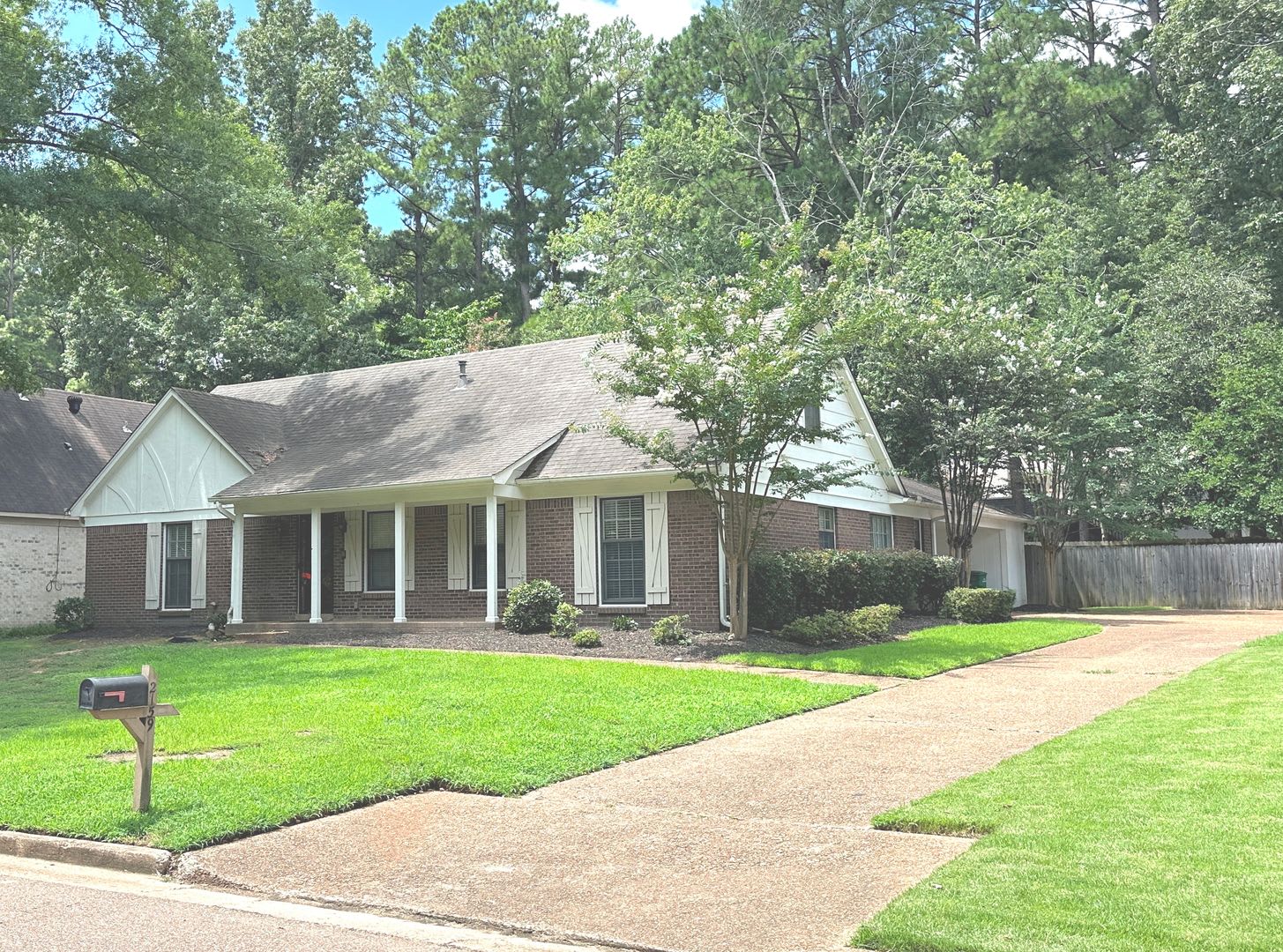 Spacious Germantown Home Fully Fenced Walking Distance To Farmington Elementary Small Pets Are Welcome 2 Bedrooms Down – photo 1 of 84