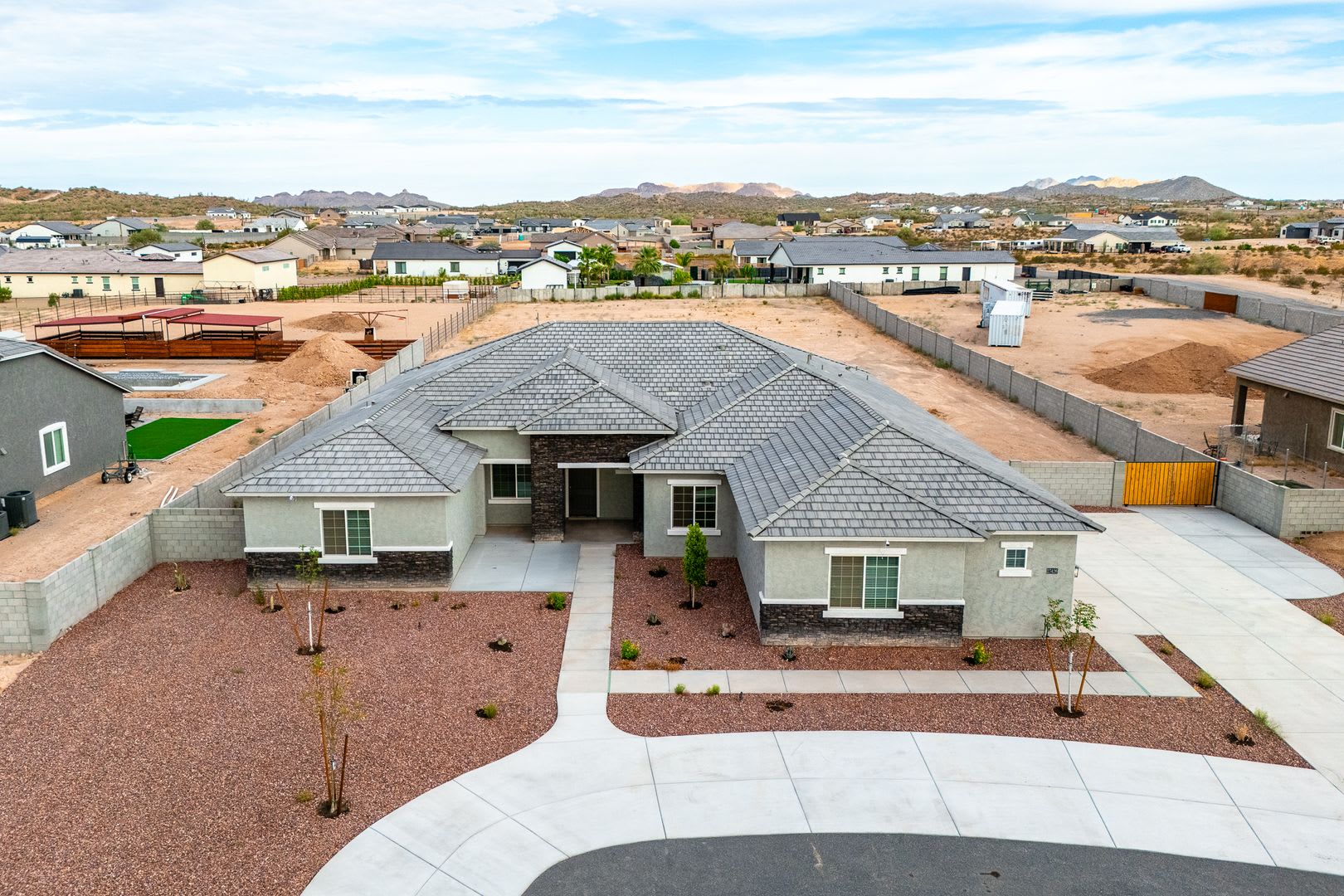 Luxury Estate on 1+ Acre – photo 1