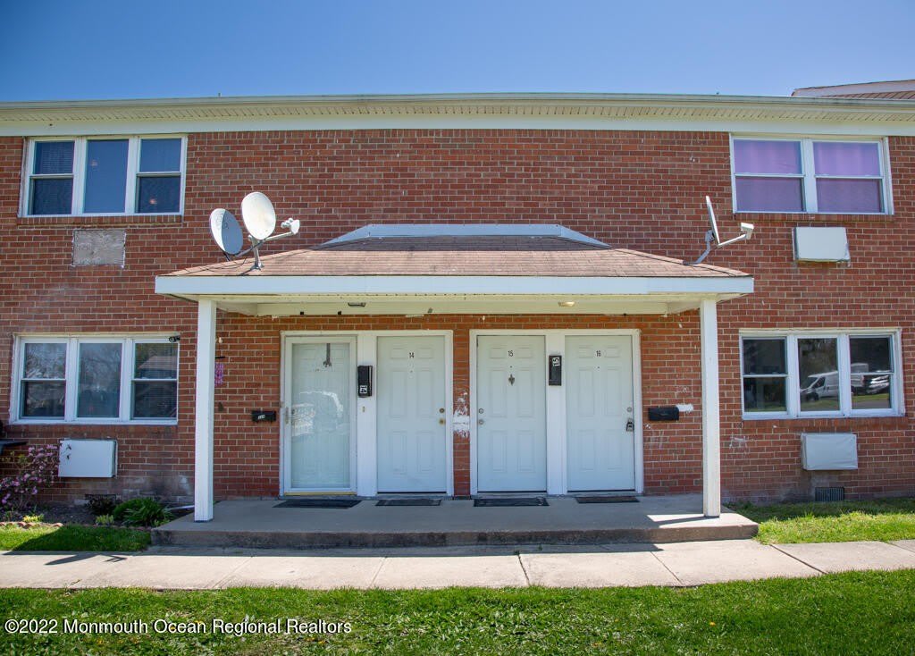 65 Steiner Avenue – photo 1 of 66