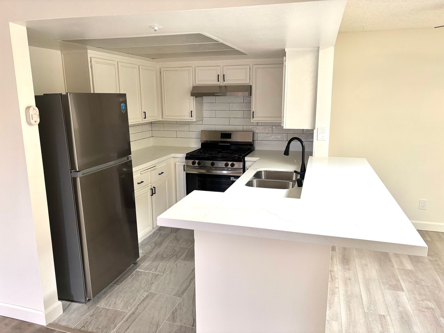 Los Robles Apartments – photo 1 of 164