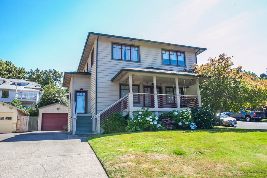 923 Cascade Ave – photo 1 of 27