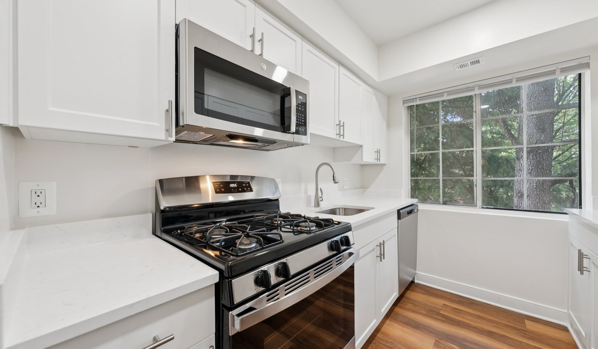 Foxchase Apartments – photo 1
