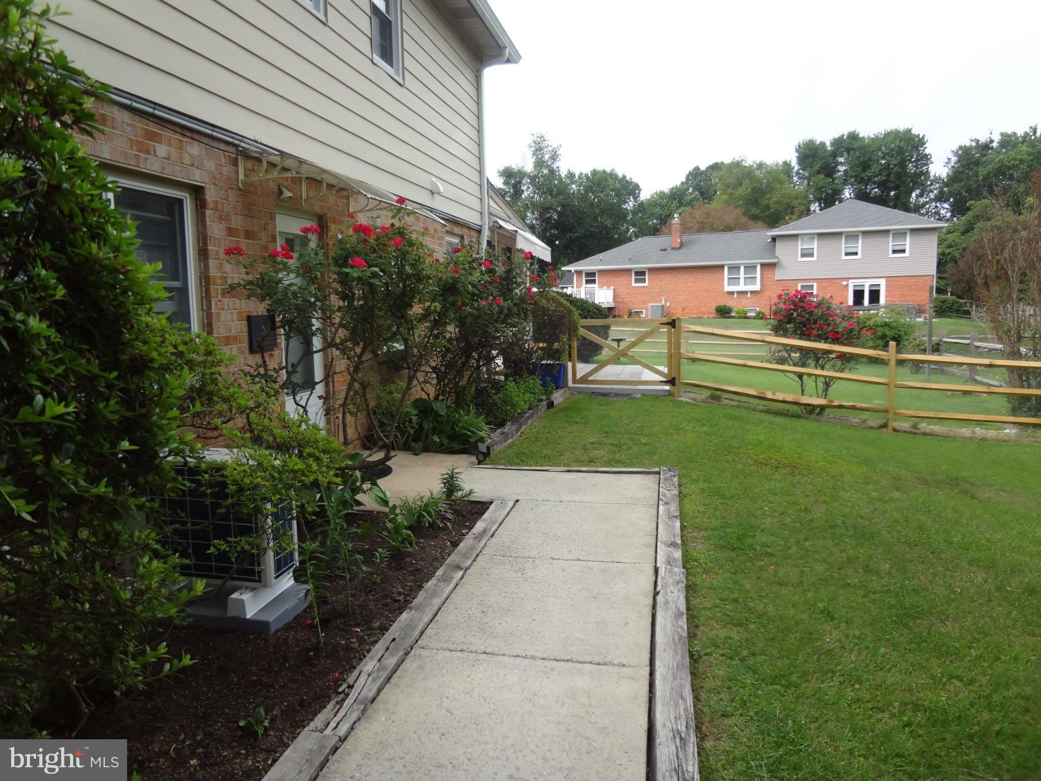 17540 QUEEN ELIZABETH Drive – photo 1 of 12