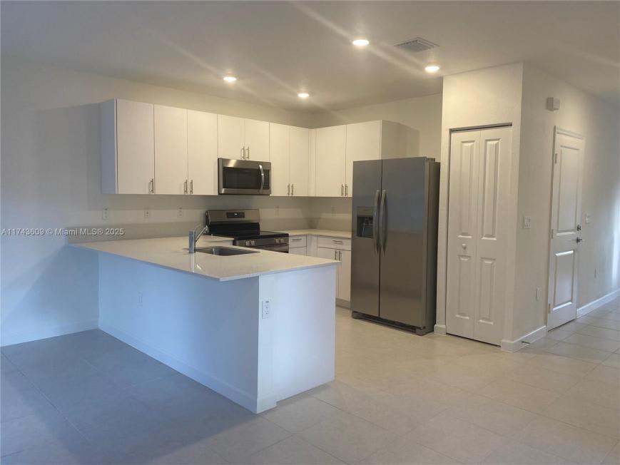 5195 Sw 37Th St – photo 1 of 10