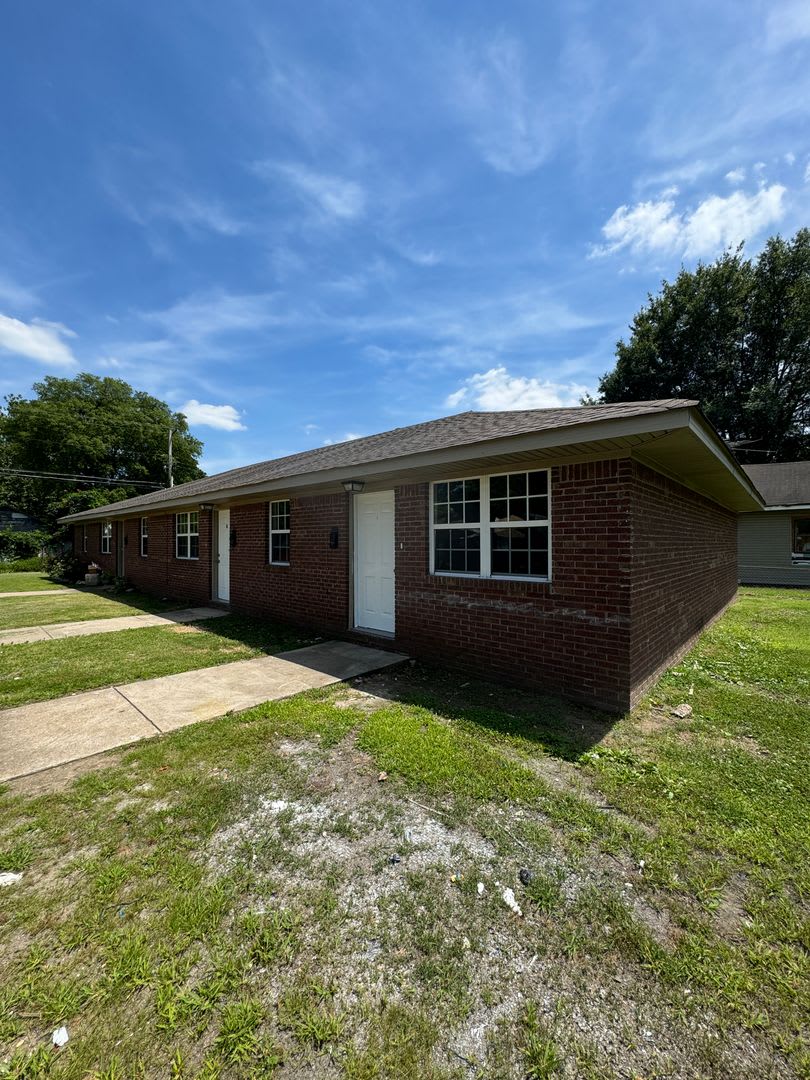 2 BED / 1 Bath Apartment in Truman. READY NOW! – photo 1 of 11