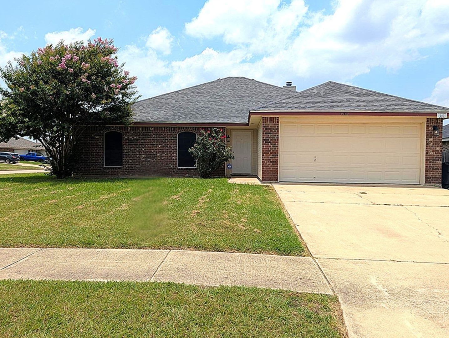 Spacious 4 Bedroom Home With Fresh Updates Large Yard – photo 1