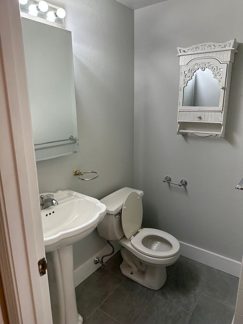 Nicely renovated pet friendly 2 bed in South Boston! – photo 1