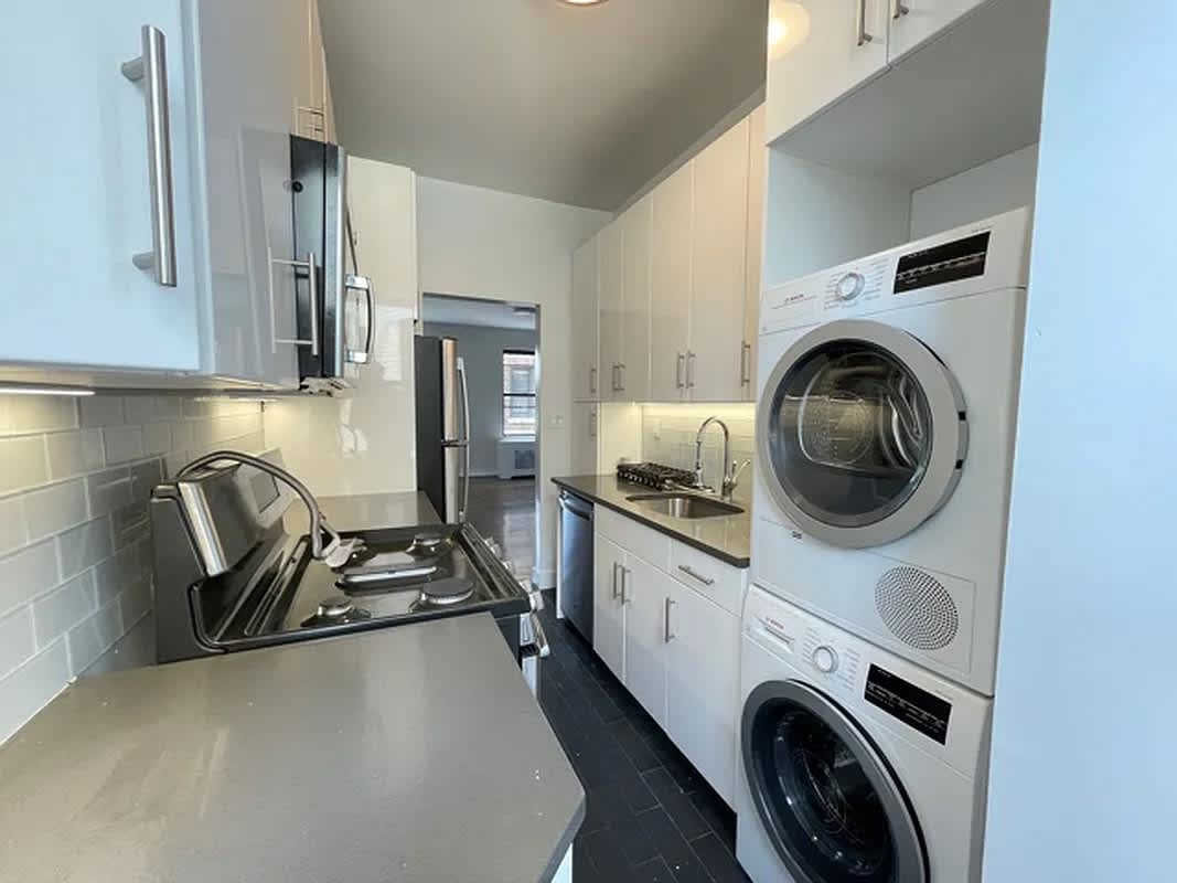 318 Hudson St – photo 1 of 10