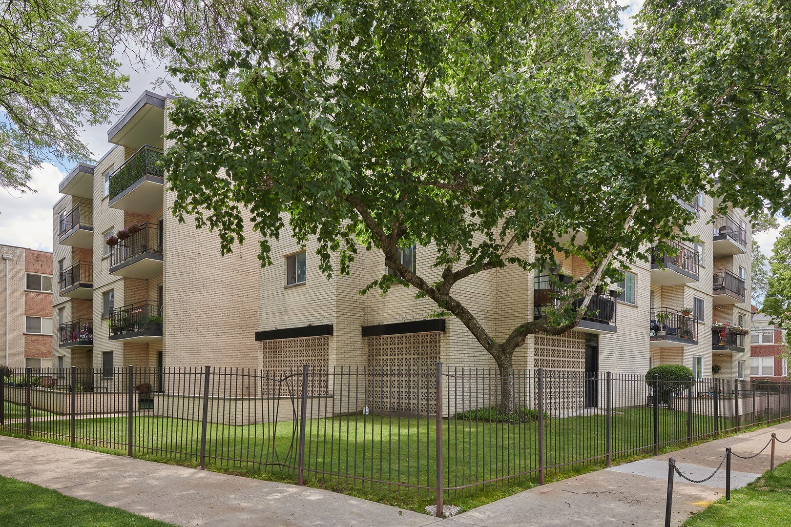 7074 N RIDGE Boulevard – photo 1