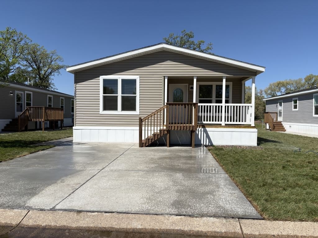 13940 Burgundy Ave – photo 1 of 21