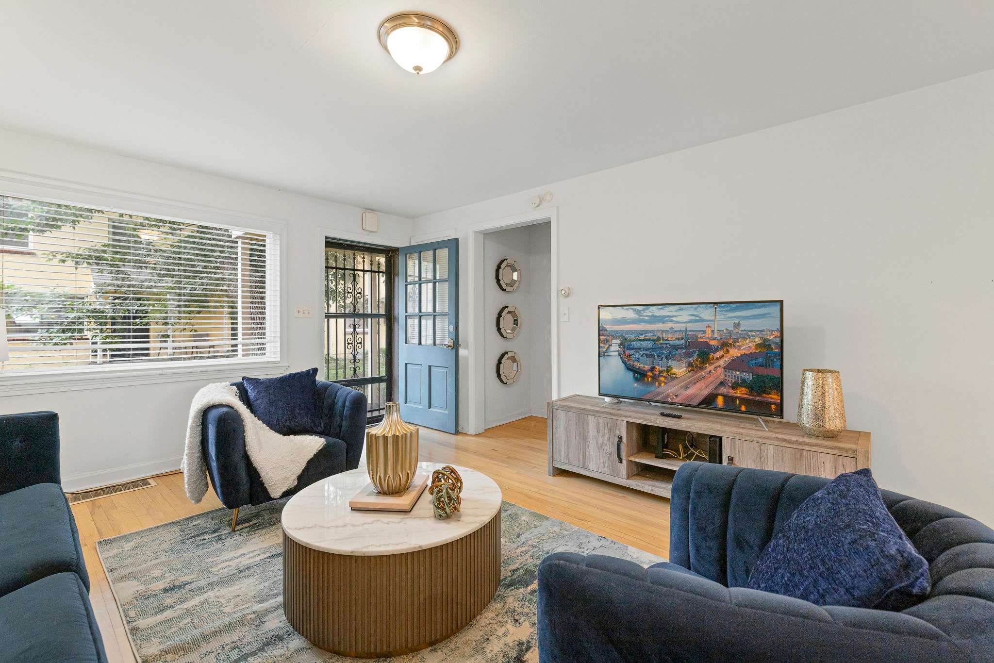 1011 West 38th Street – photo 1