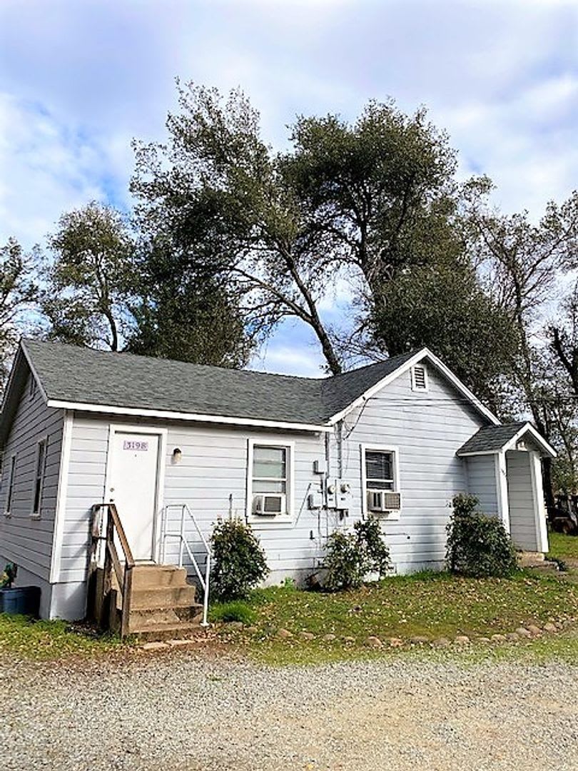 Quaint &amp; Cozy Duplex!! – photo 1 of 9