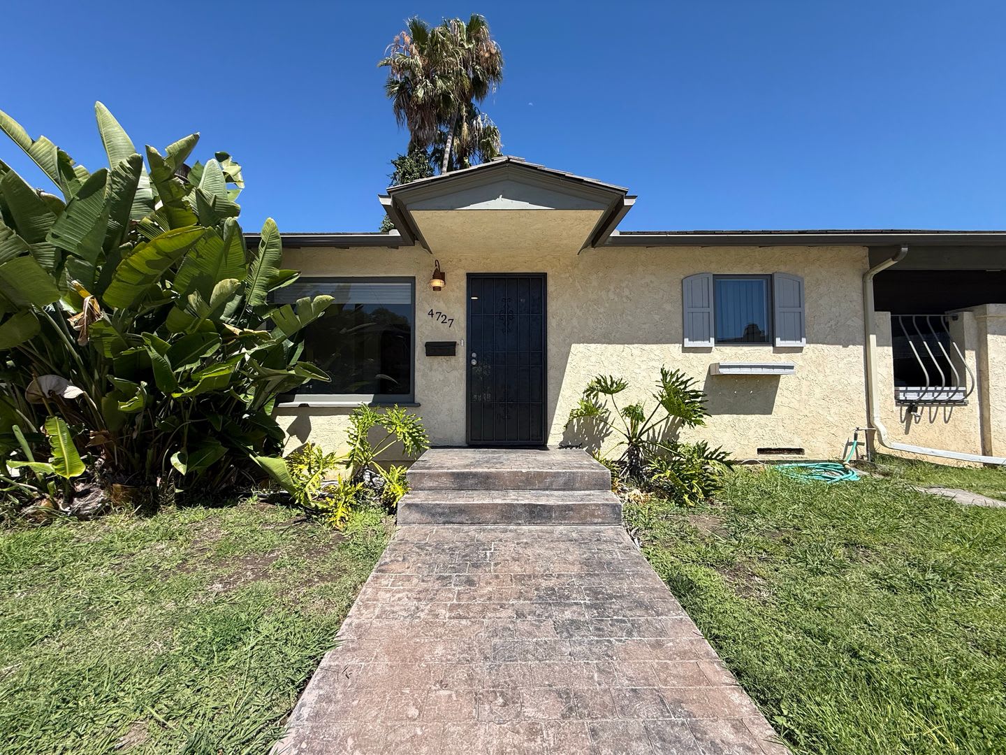Amazing 3 Bedroom 2 Bath House in Best Neighborhood – photo 1