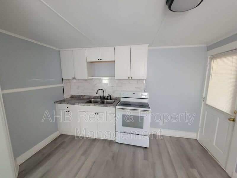 426 S. Beaumont Ave-B – photo 1 of 10