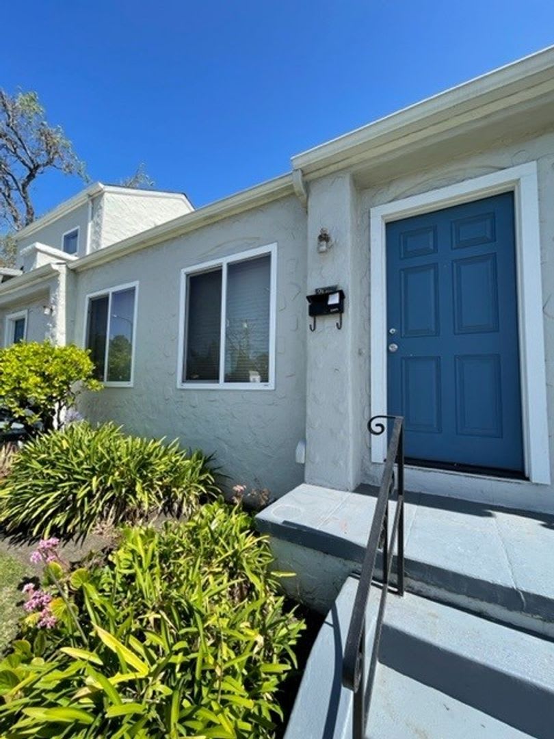 Quaint Studio, Freshly Painted, in Central Berkeley – photo 1