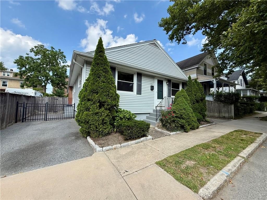 25 Thurston Avenue – photo 1 of 12