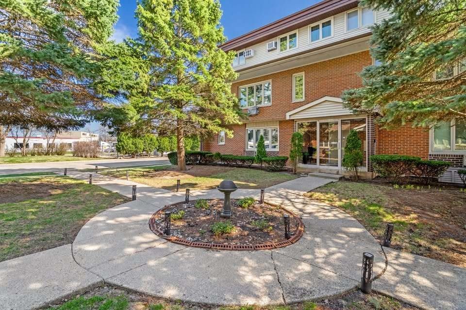 816 W Saint James Street – photo 1 of 17