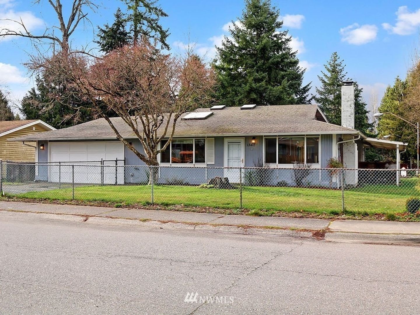 3 Bedroom Single Family Home In Everett With Bonus Room Huge Lot – photo 1 of 9