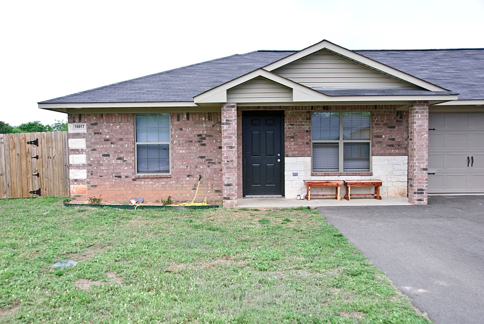 Mission Ranch- 3 Bedroom Duplex for Rent in Lindale! – photo 1