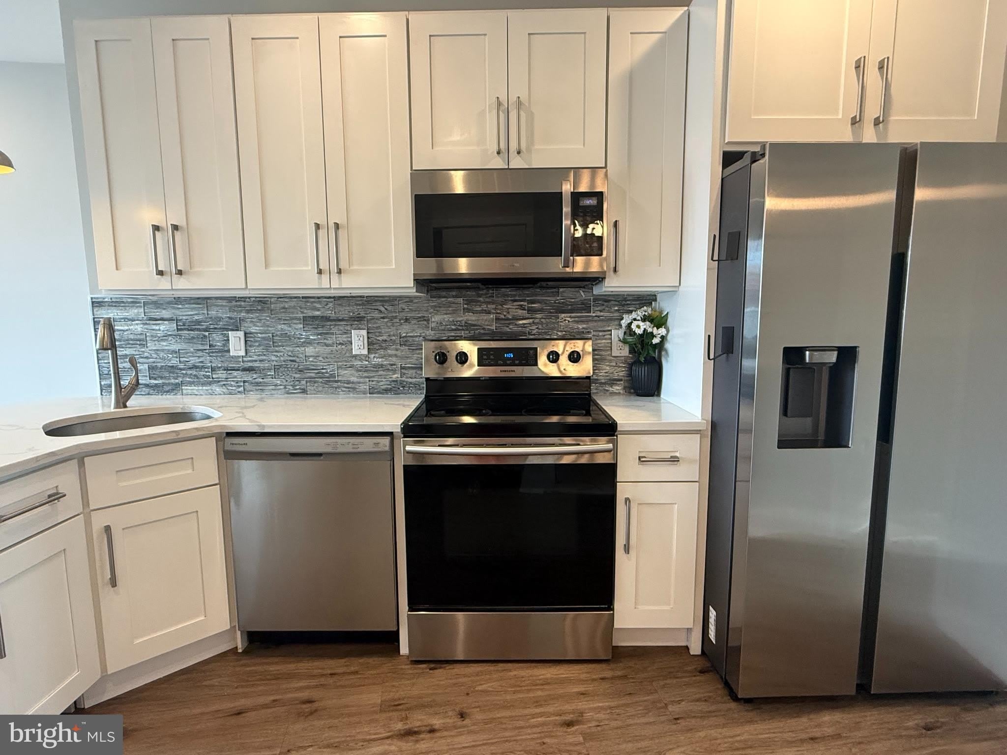 2425 FRANKFORD Avenue – photo 1