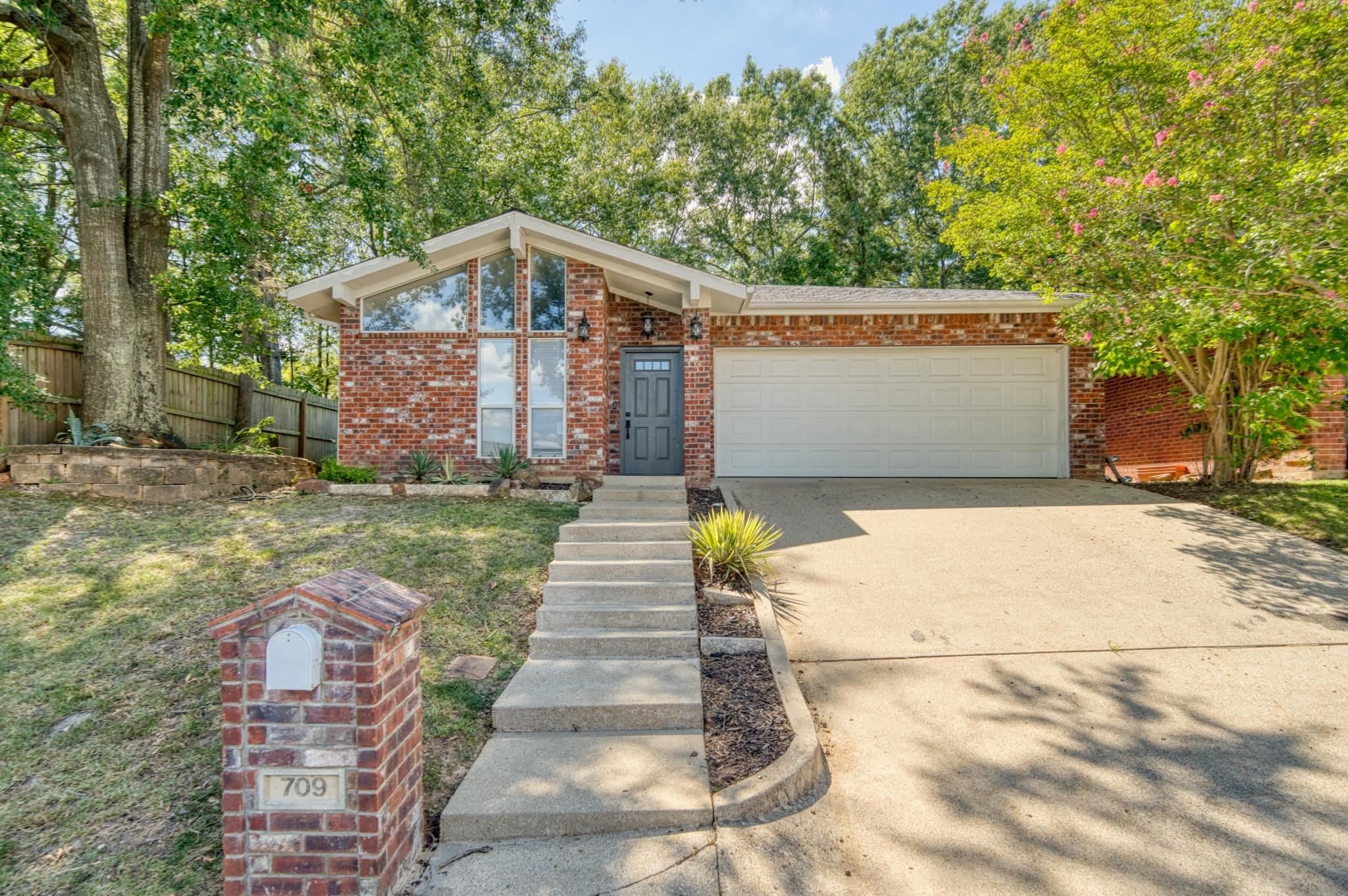 709 Saratoga – photo 1