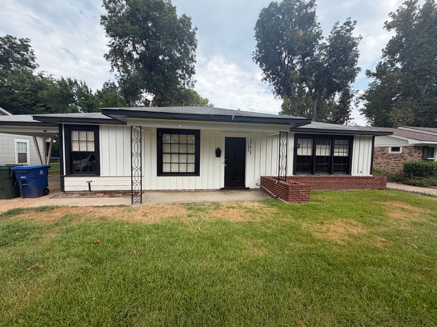 Beautiful 3 Bedroom Home in Broadmoor – photo 1