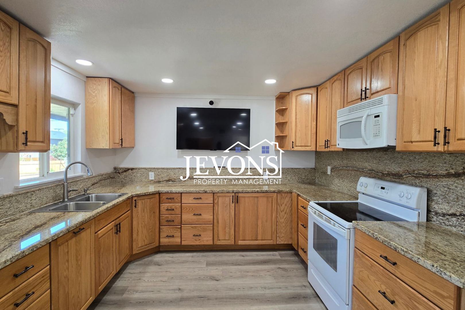 Spacious 4BR/3BA Home in Yakima with Bonus Room/Office – photo 1