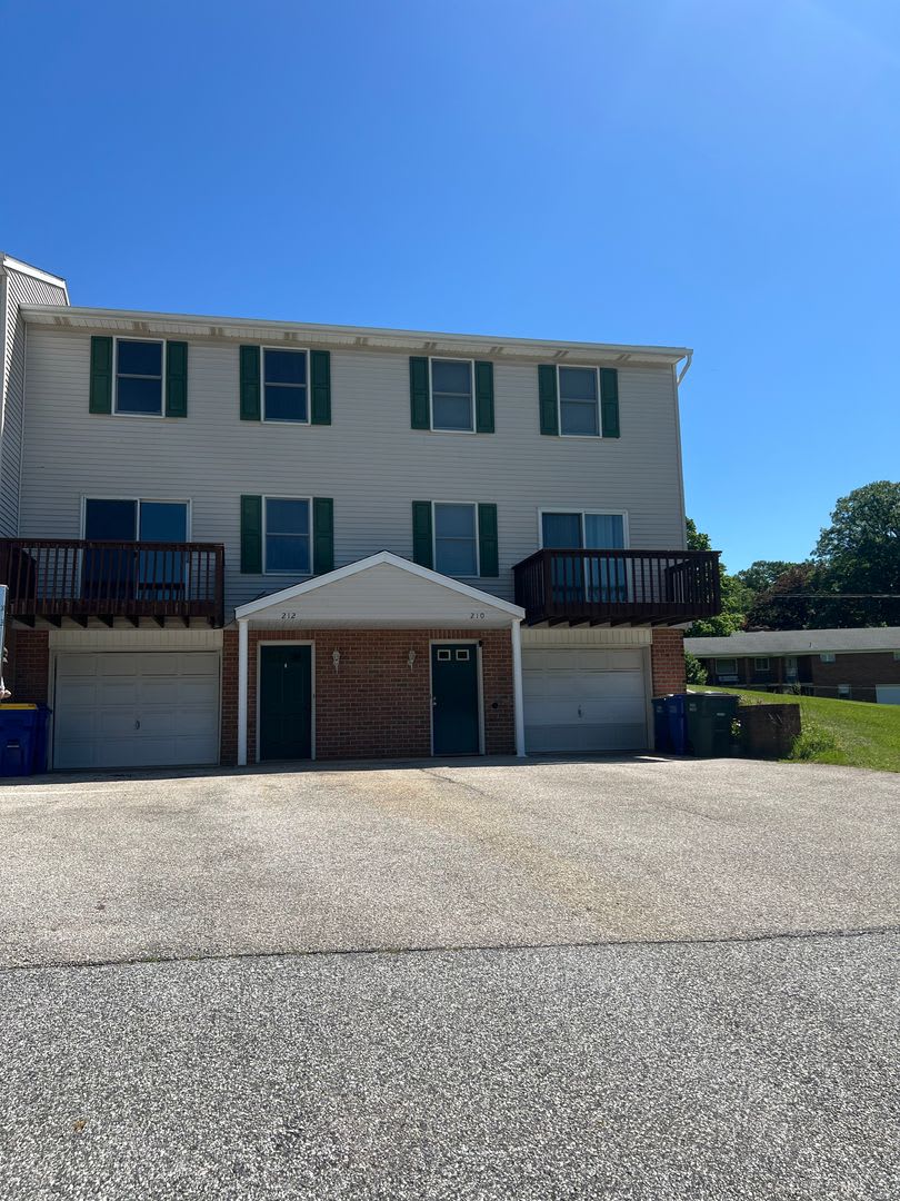 Newly Renovated Townhome in Dallastown – photo 1 of 7