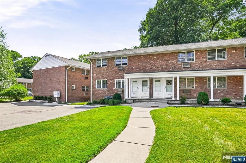 901 Washington Drive – photo 1 of 15