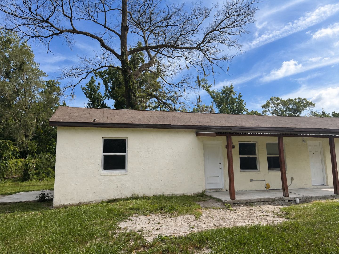 Spacious 1BR/1BA Duplex in North Dade City Near the Withlacoochee River! – photo 1 of 10
