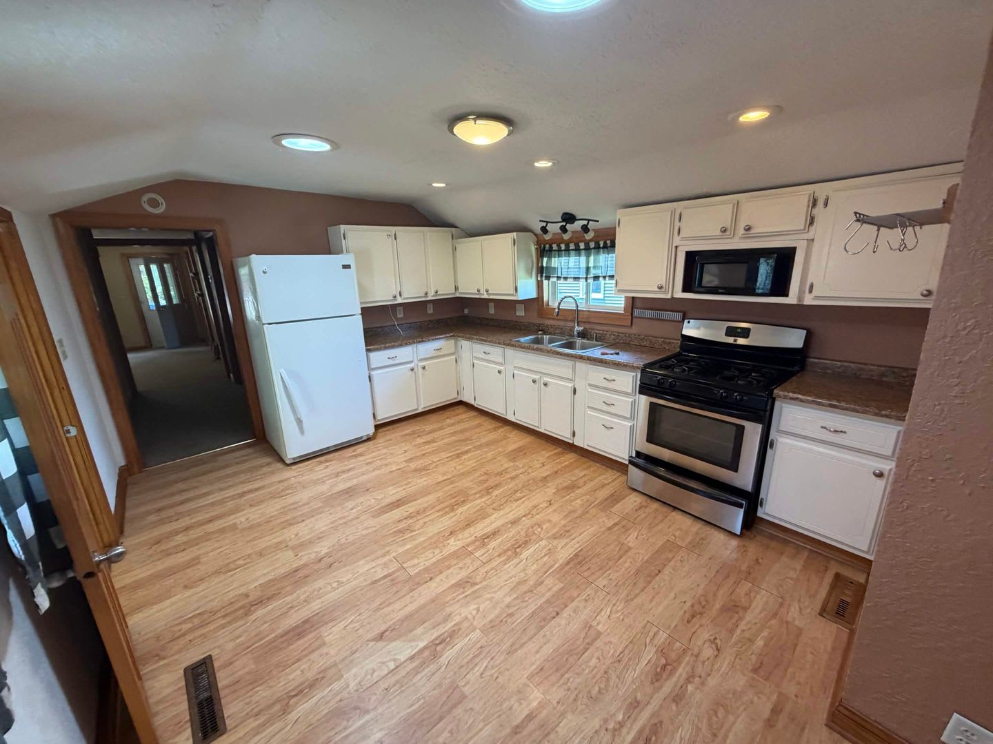 1 595 2Bd 1 5Ba 911 2Nd Ave Available Now – photo 1