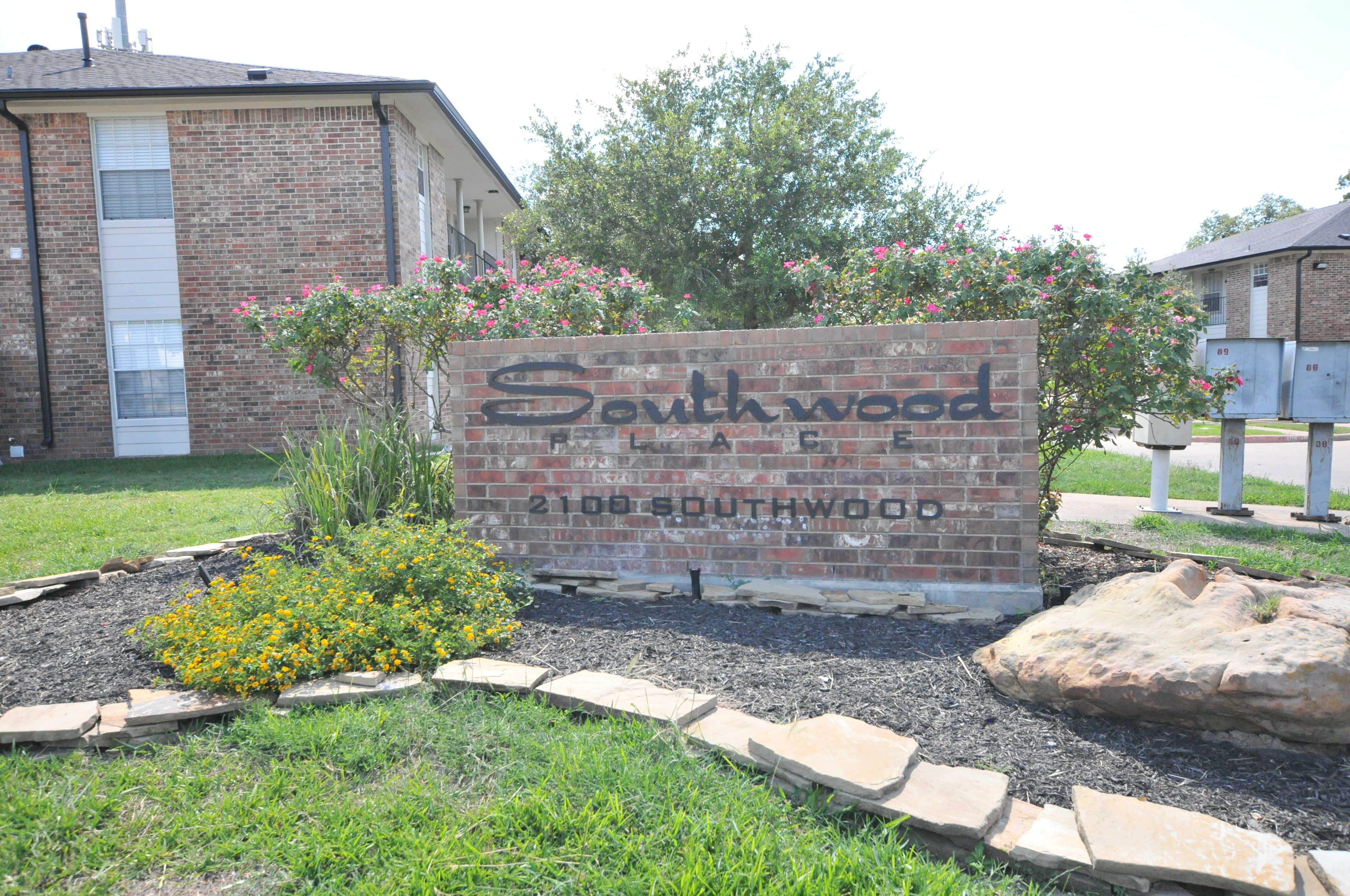 2100 Southwood Drive – photo 1