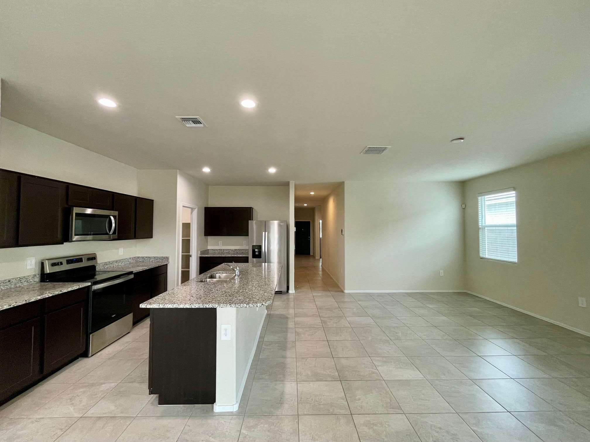 18563 W Desert Hollow Dr – photo 1