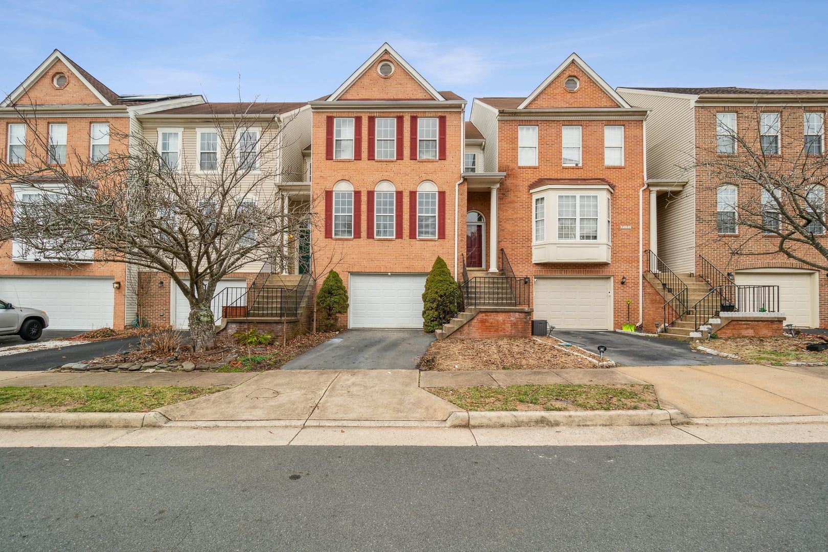 Spacious &amp; Bright 3bd/2.5 brick front TH in Sterling, VA! – photo 1 of 21