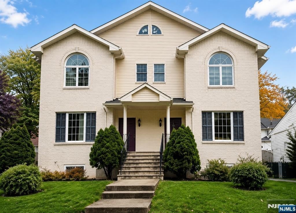 37 Vanderburgh Avenue – photo 1 of 4