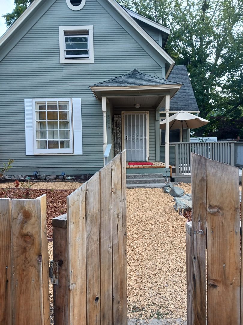 C St 508 – photo 1 of 10