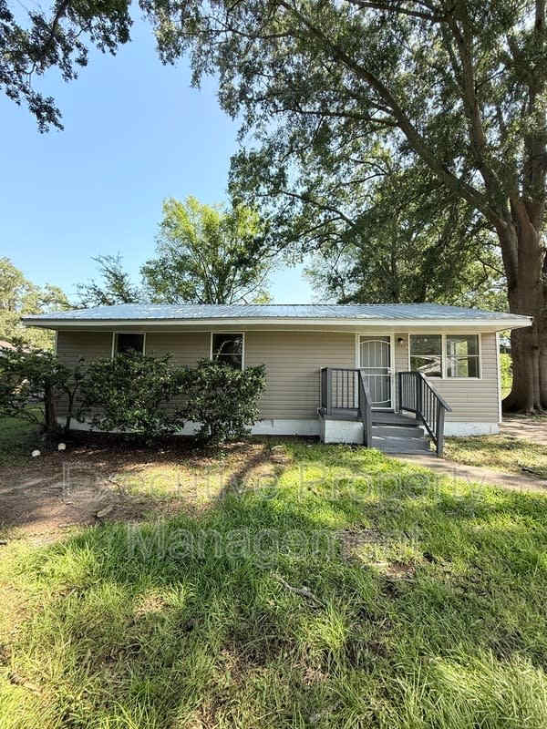 2724 Lee Avenue – photo 1