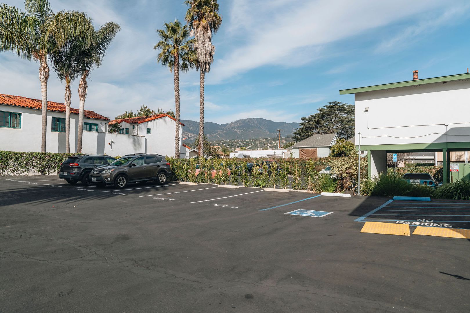 Upstairs 1 Bedroom Apartment in Convenient Downtown Santa Barbara Location – photo 1 of 12