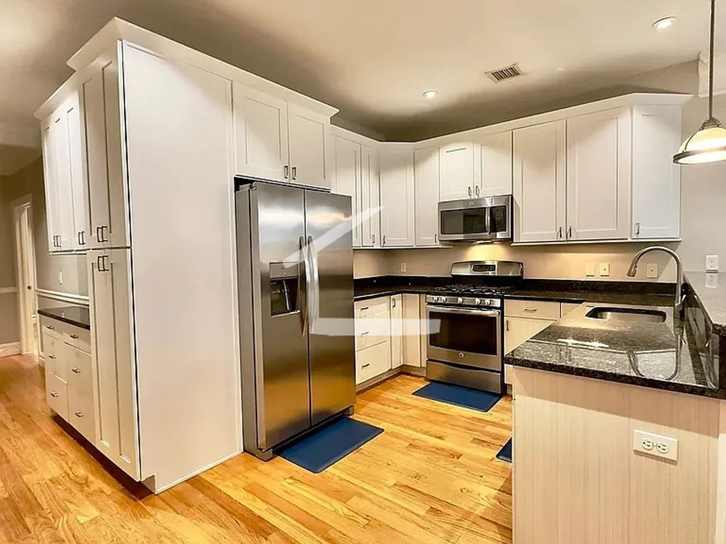 Beautifully Designed Luxury 2-Bed/2-Bath in the South End – photo 1