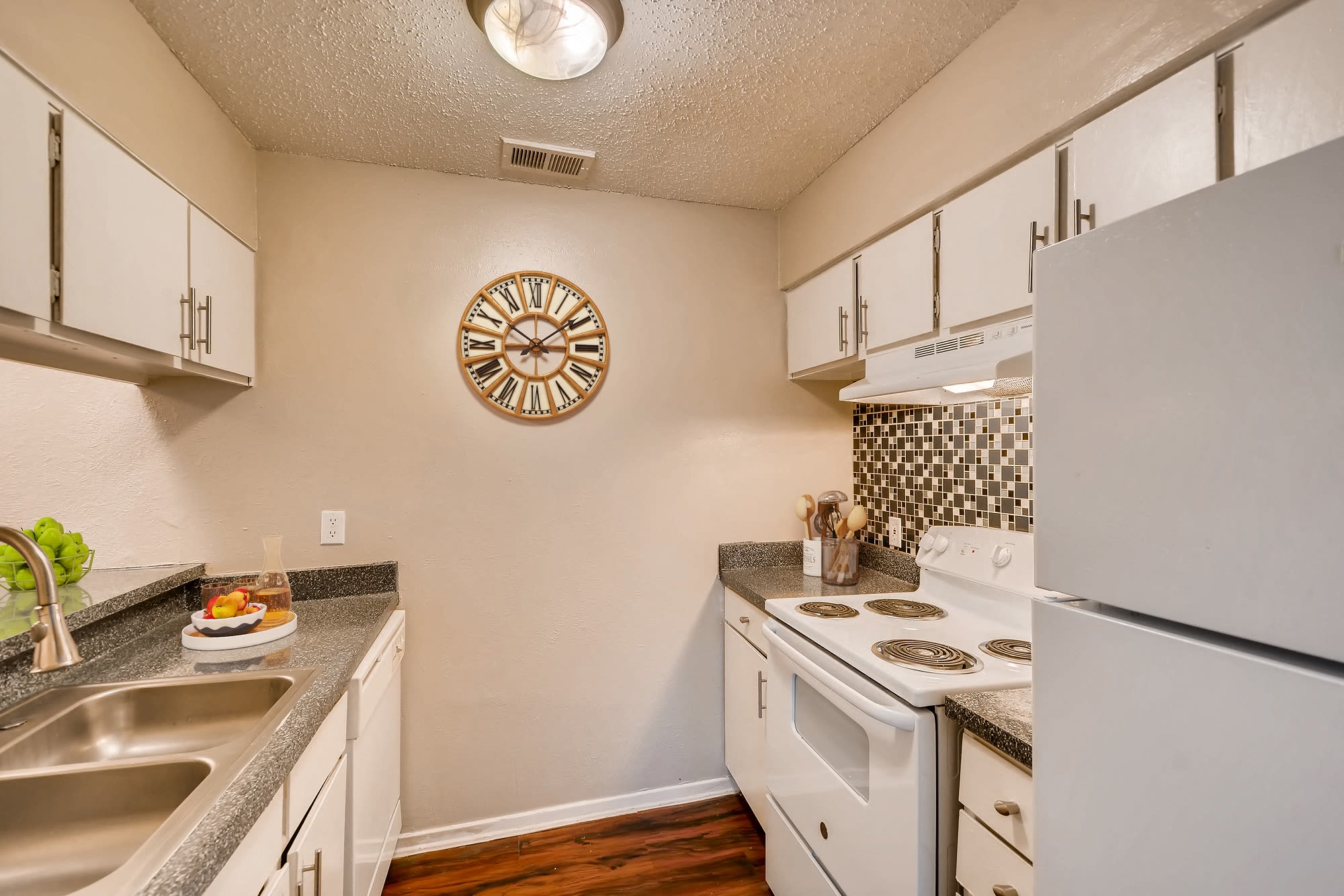 Marfa Apartments – photo 1