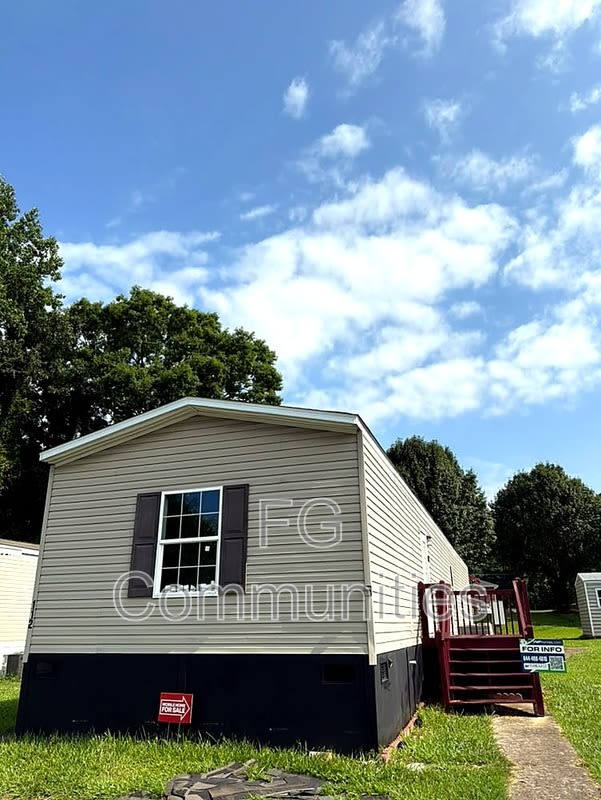 112 Cloverleaf Ct – photo 1 of 9
