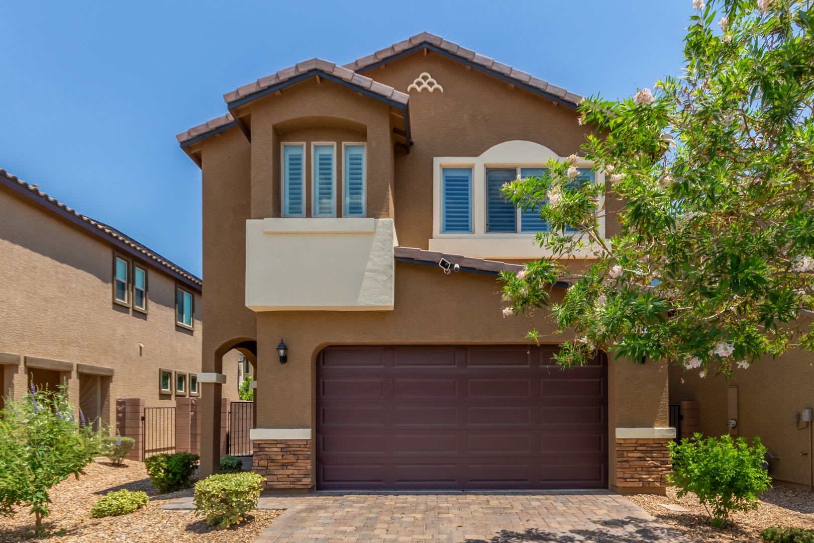 Highly upgraded gated home – photo 1