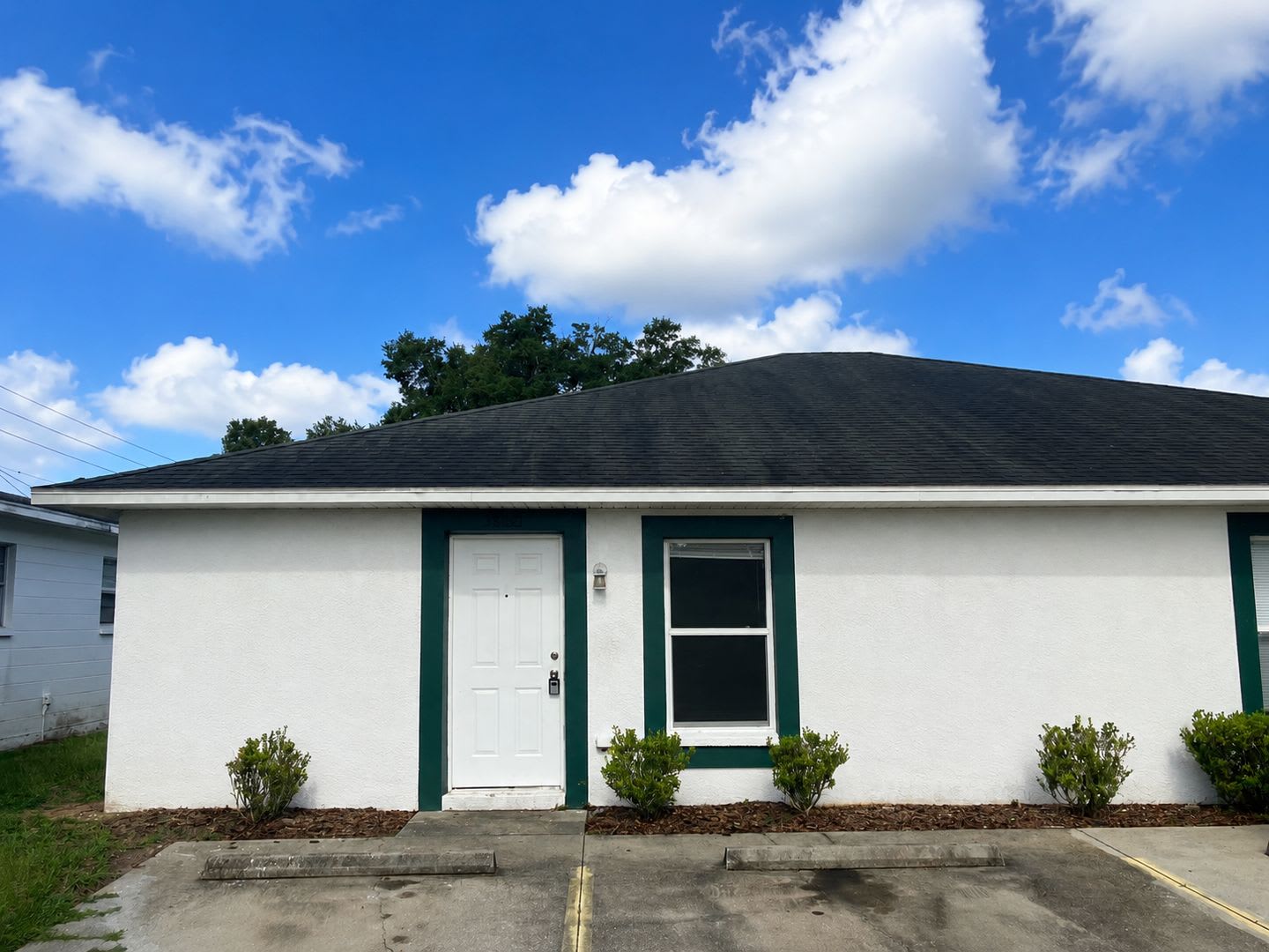 Spacious 2BR/1BA Duplex with Vaulted Ceilings & Wood-Style Flooring! – photo 1