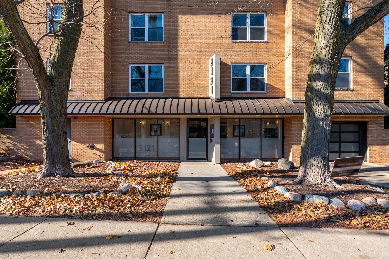 2121 N Cambridge Ave #108 – photo 1