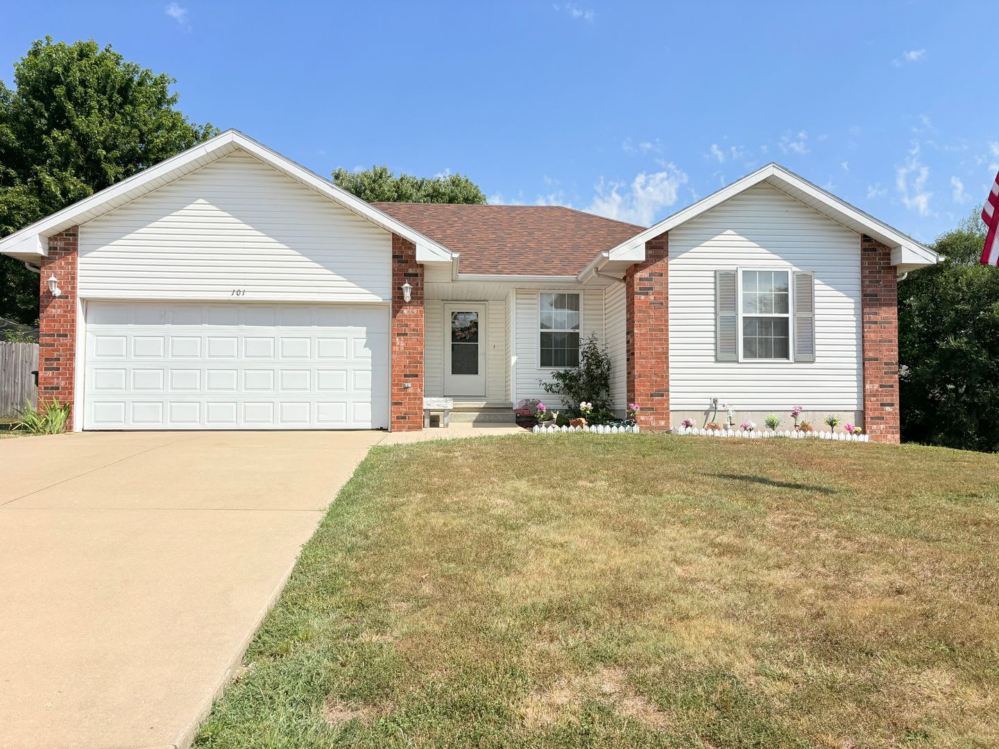 3 Bedroom Home for Lease in Clever! Available for November 1st Move-in – photo 1 of 18