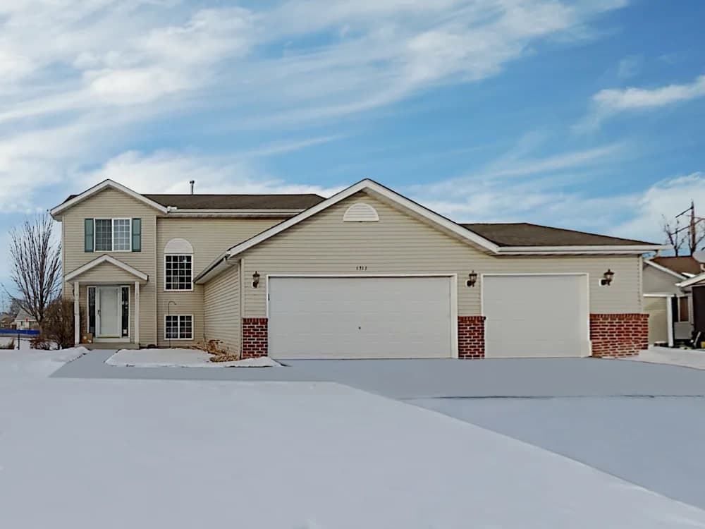 1312 Creekside Dr – photo 1 of 7