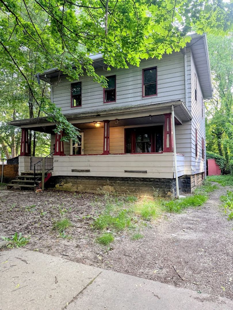Three bedroom one bathroom single family home for rent – photo 1