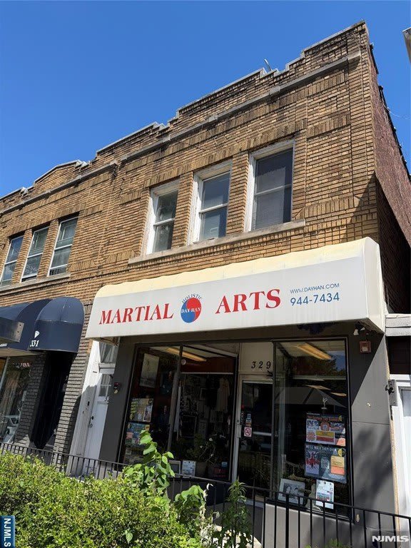 329 Broad Avenue – photo 1 of 7