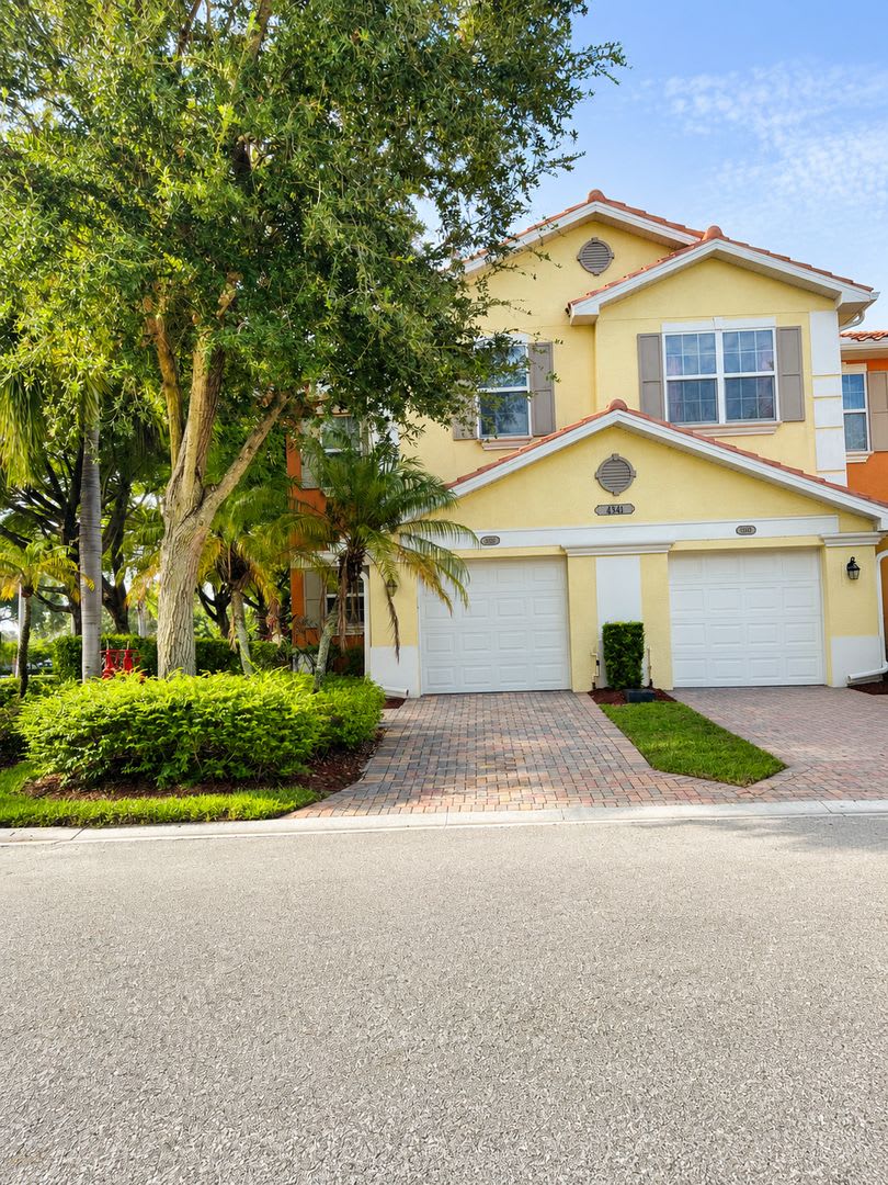 3-bedroom, 2.5-bath townhome located in the desirable Matera community of Fort Myers – photo 1